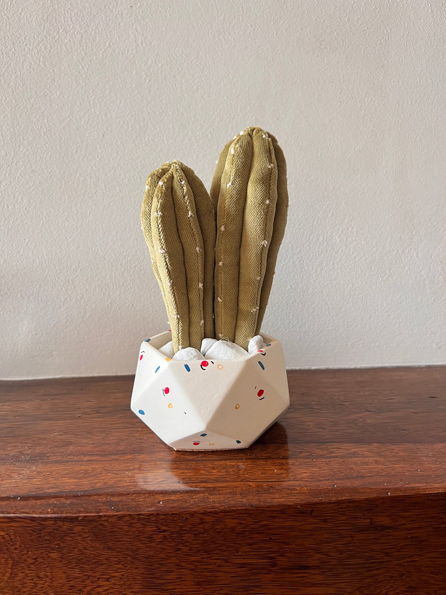 Composizione cactus ricamati su vaso in cemento realizzato a mano (Composizione d'Autore)
