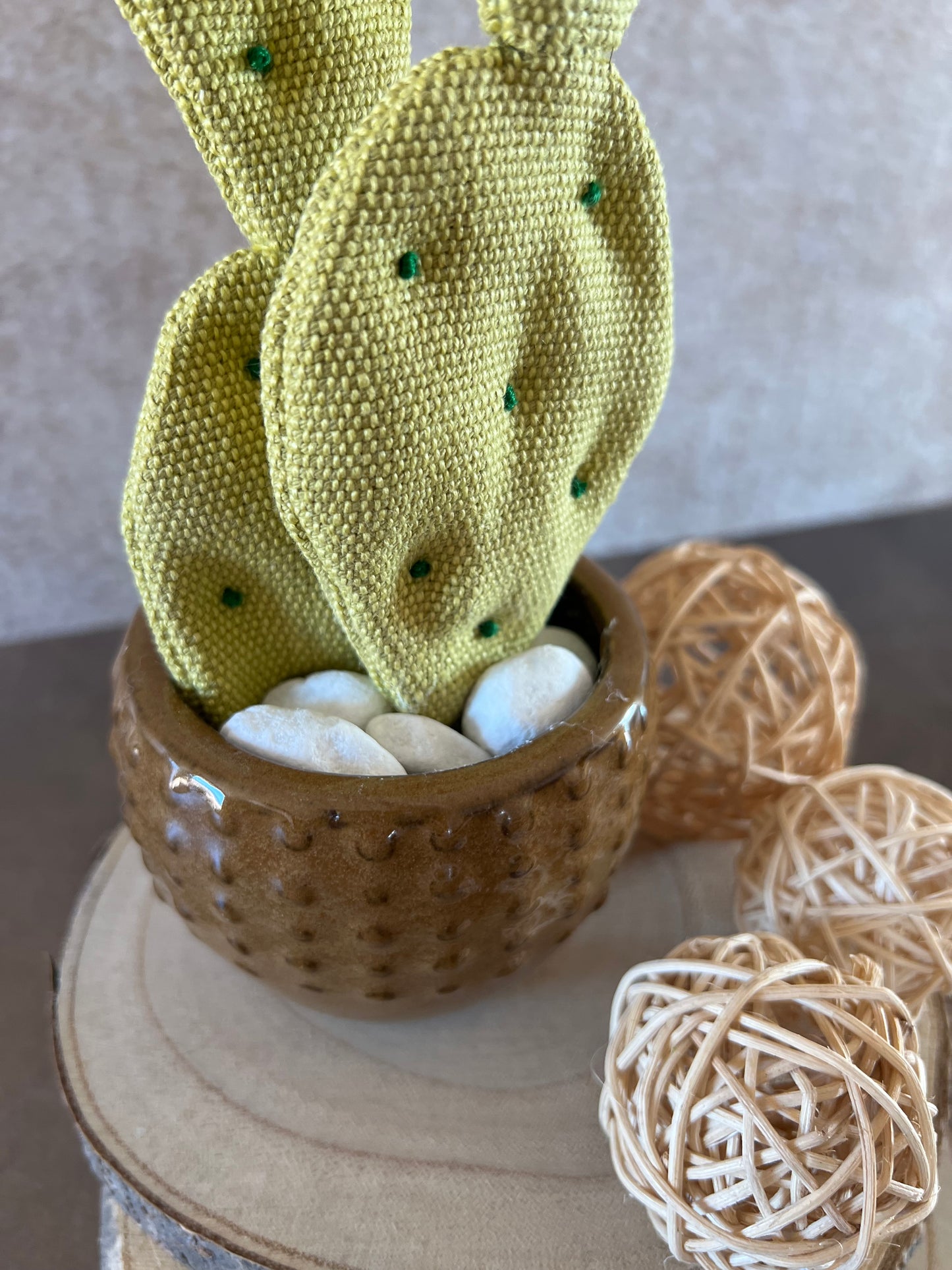 Opuntia in light green cotton with fruits, height 56 cm, complete with ceramic vase