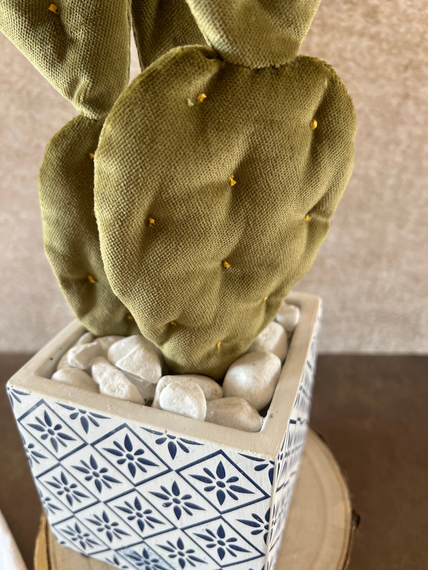 Opuntia in light green cotton with fruits, height 56 cm, complete with ceramic vase