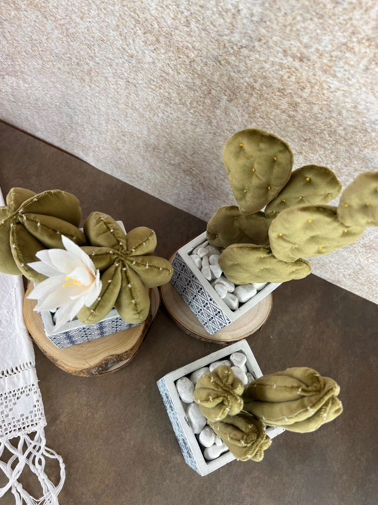 Opuntia in light green cotton with fruits, height 56 cm, complete with ceramic vase