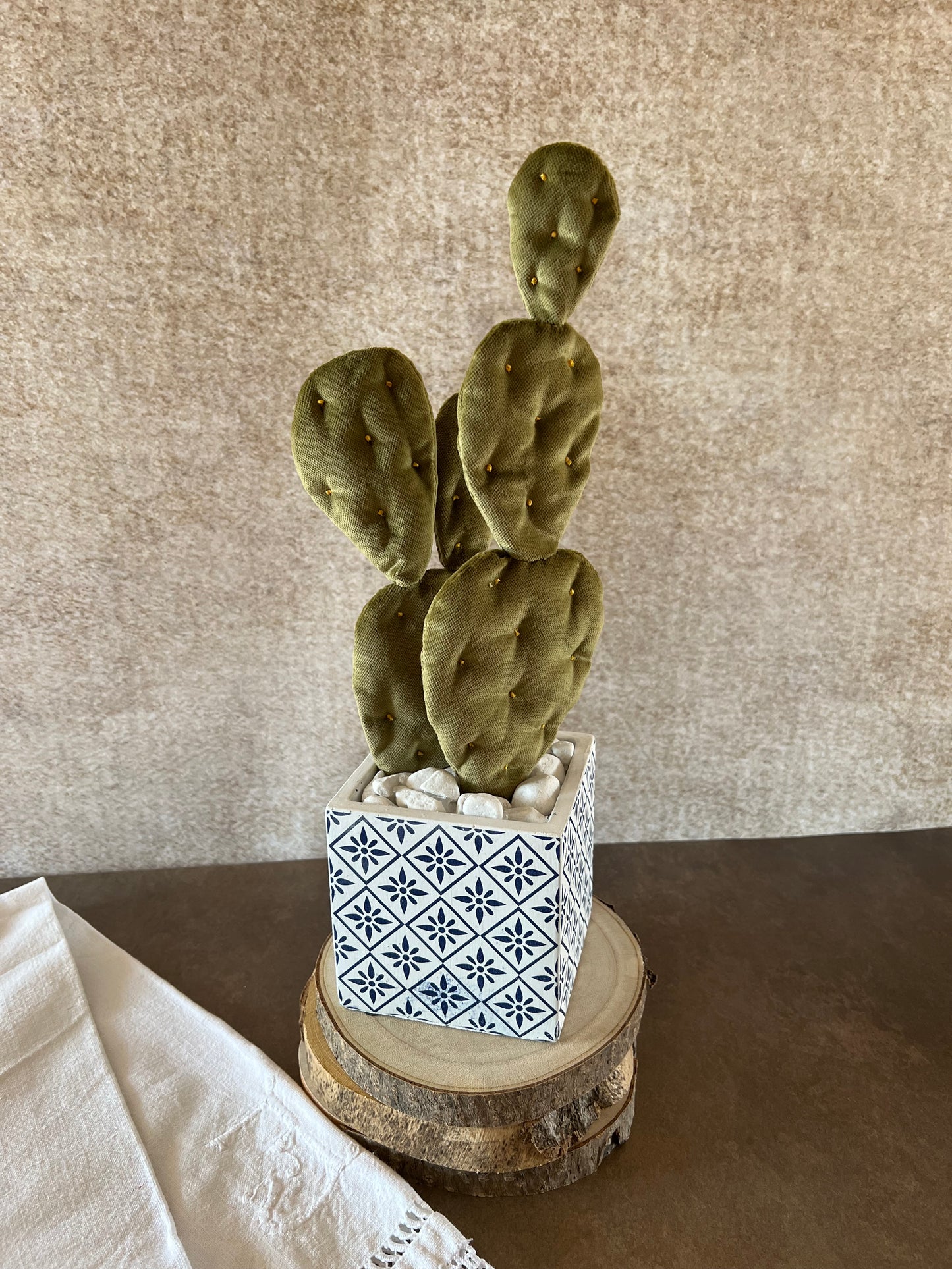 Opuntia in light green cotton with fruits, height 56 cm, complete with ceramic vase
