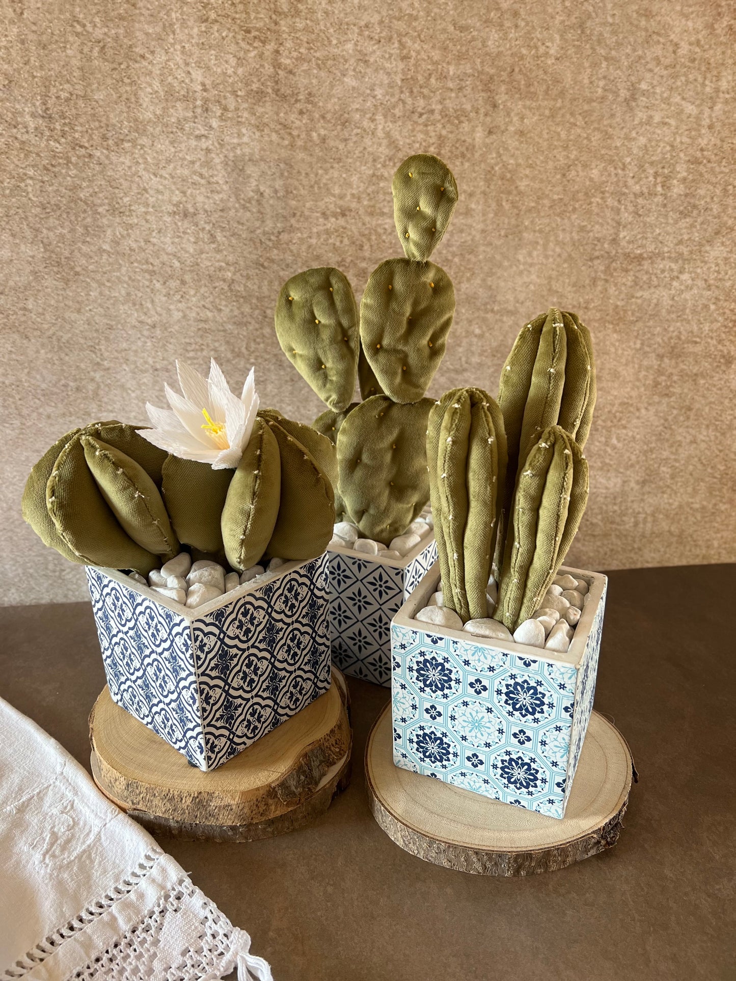 Opuntia in light green cotton with fruits, height 56 cm, complete with ceramic vase