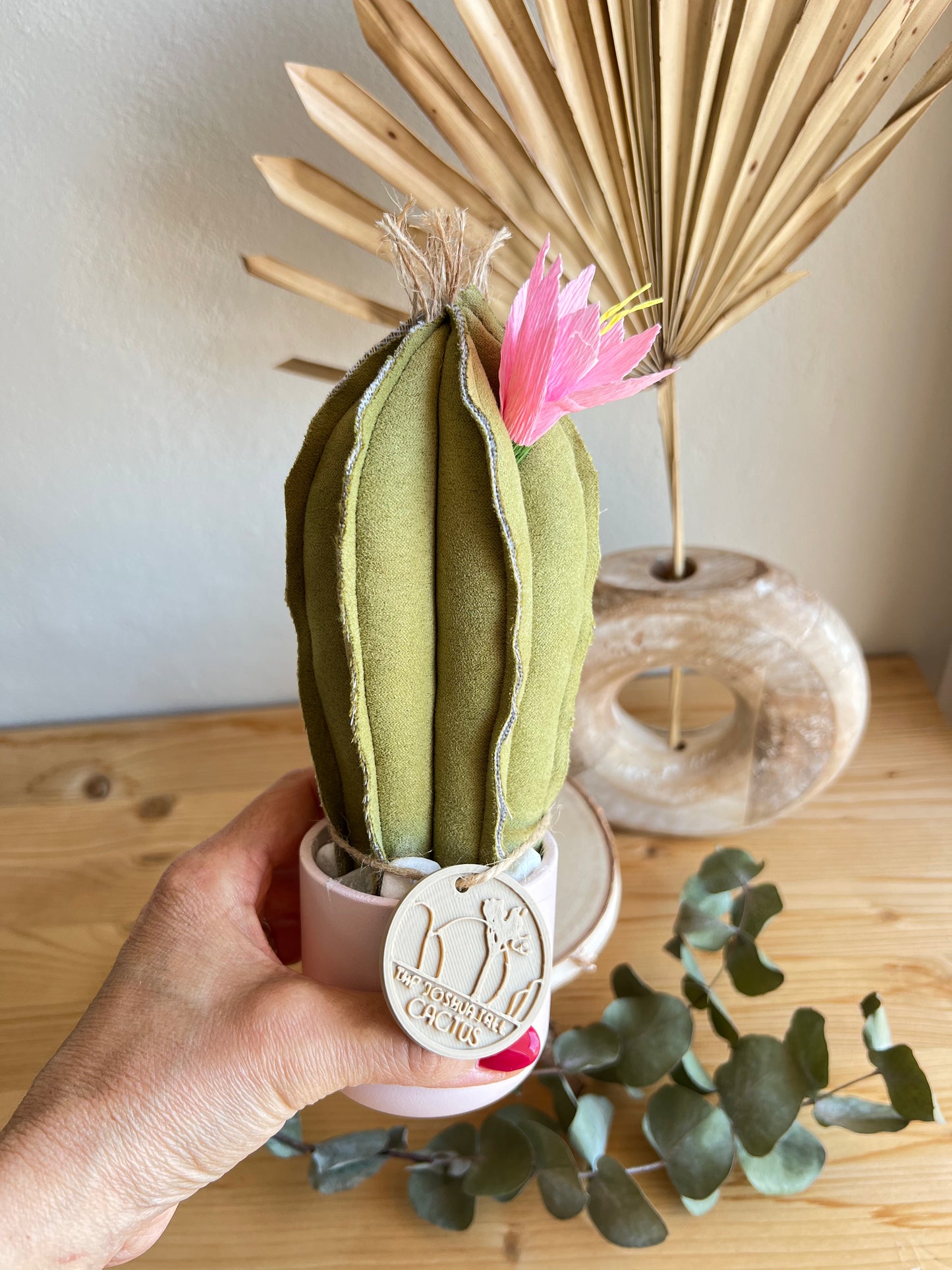 Mini Cactus in alcantara verde, vaso in ceramica rosa pallido, h circa 21 cm - fiore staccabile.
