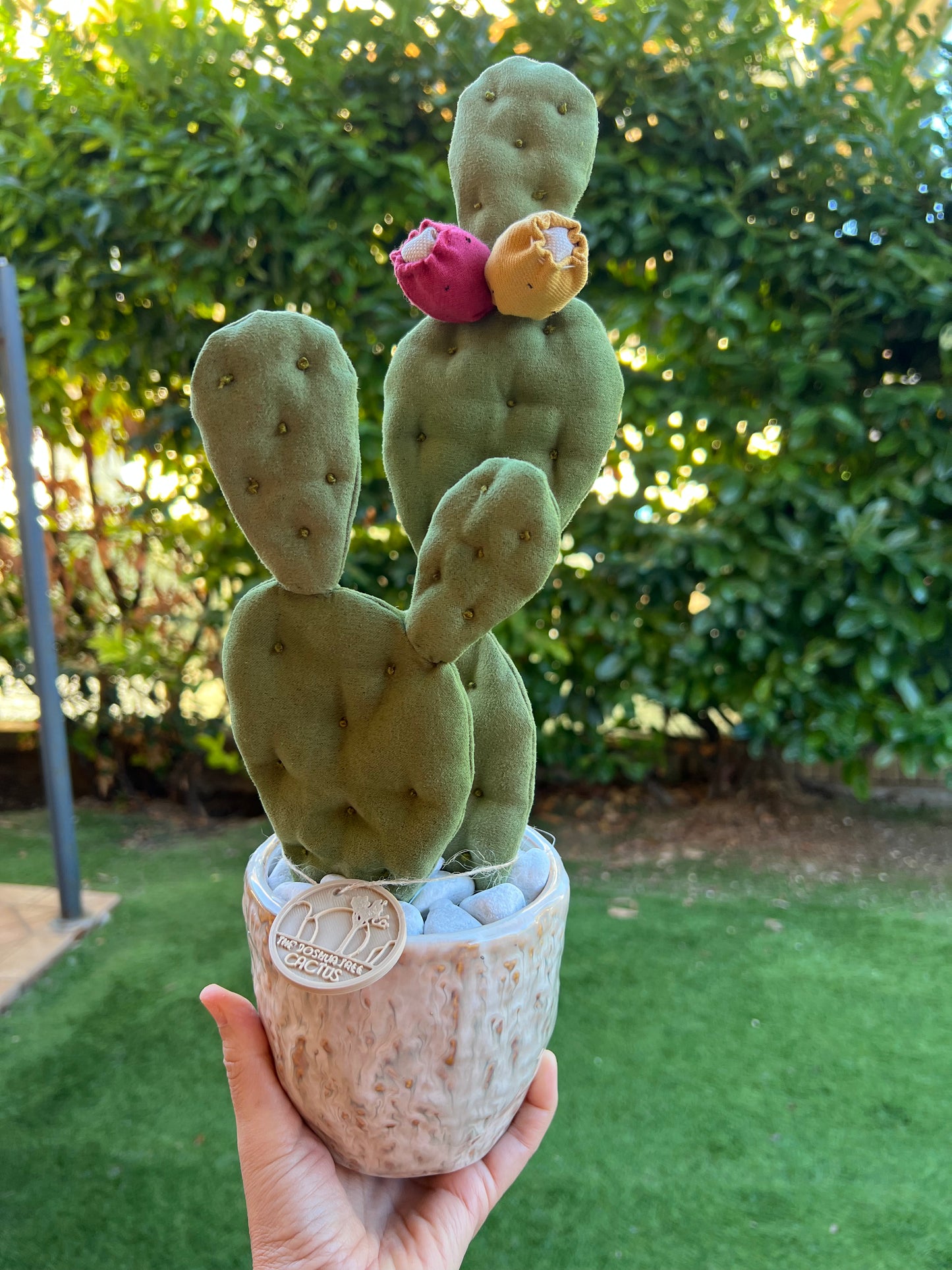 Opuntia Midi in alcantara verde, vaso in ceramica lucida beige con motivi - in pronta consegna