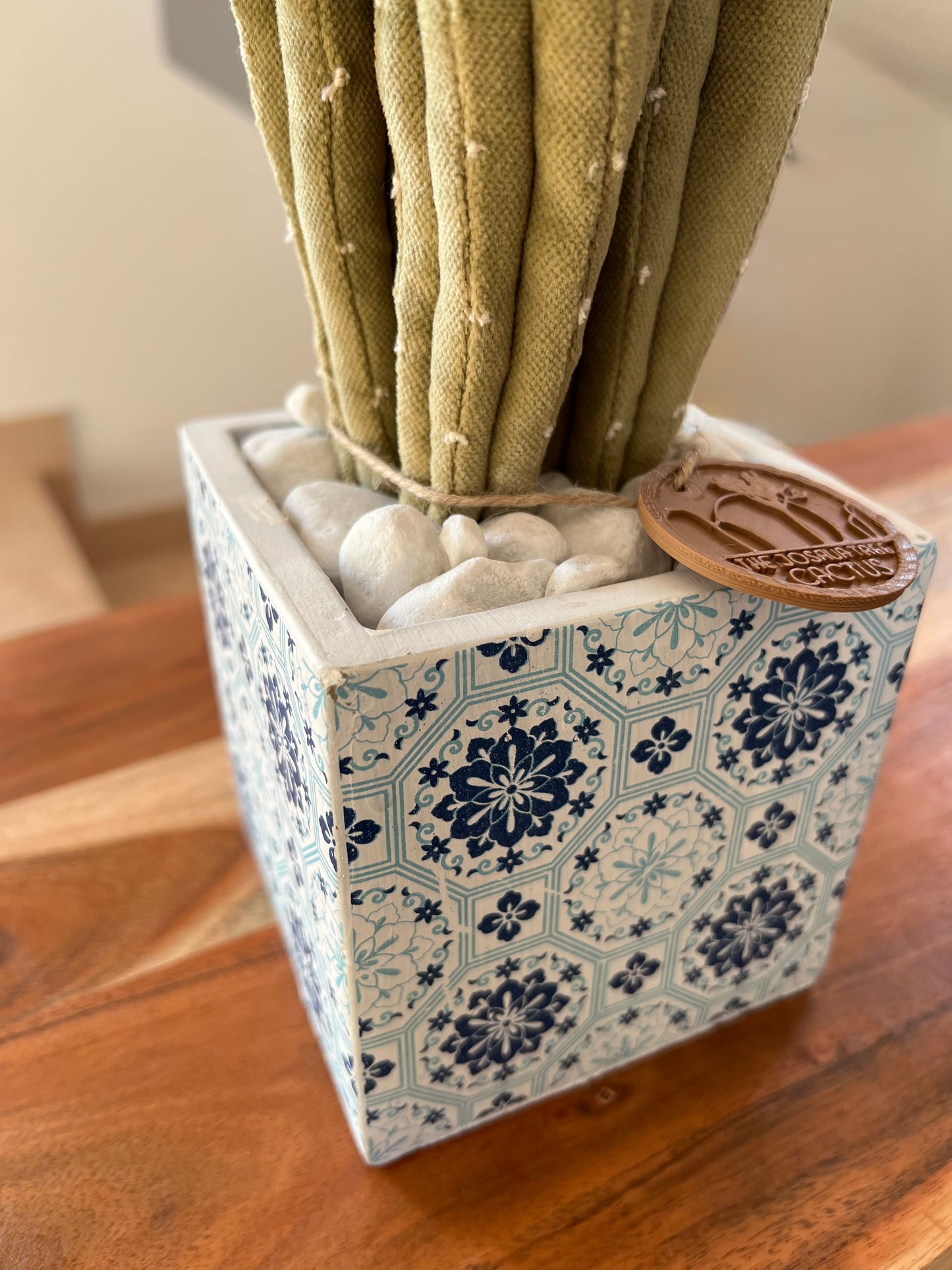 Composizione Ricamata 3 Cactus in velluto verde menta, completa di vaso in ceramica a cubo disegno stile maiolica PEZZO UNICO