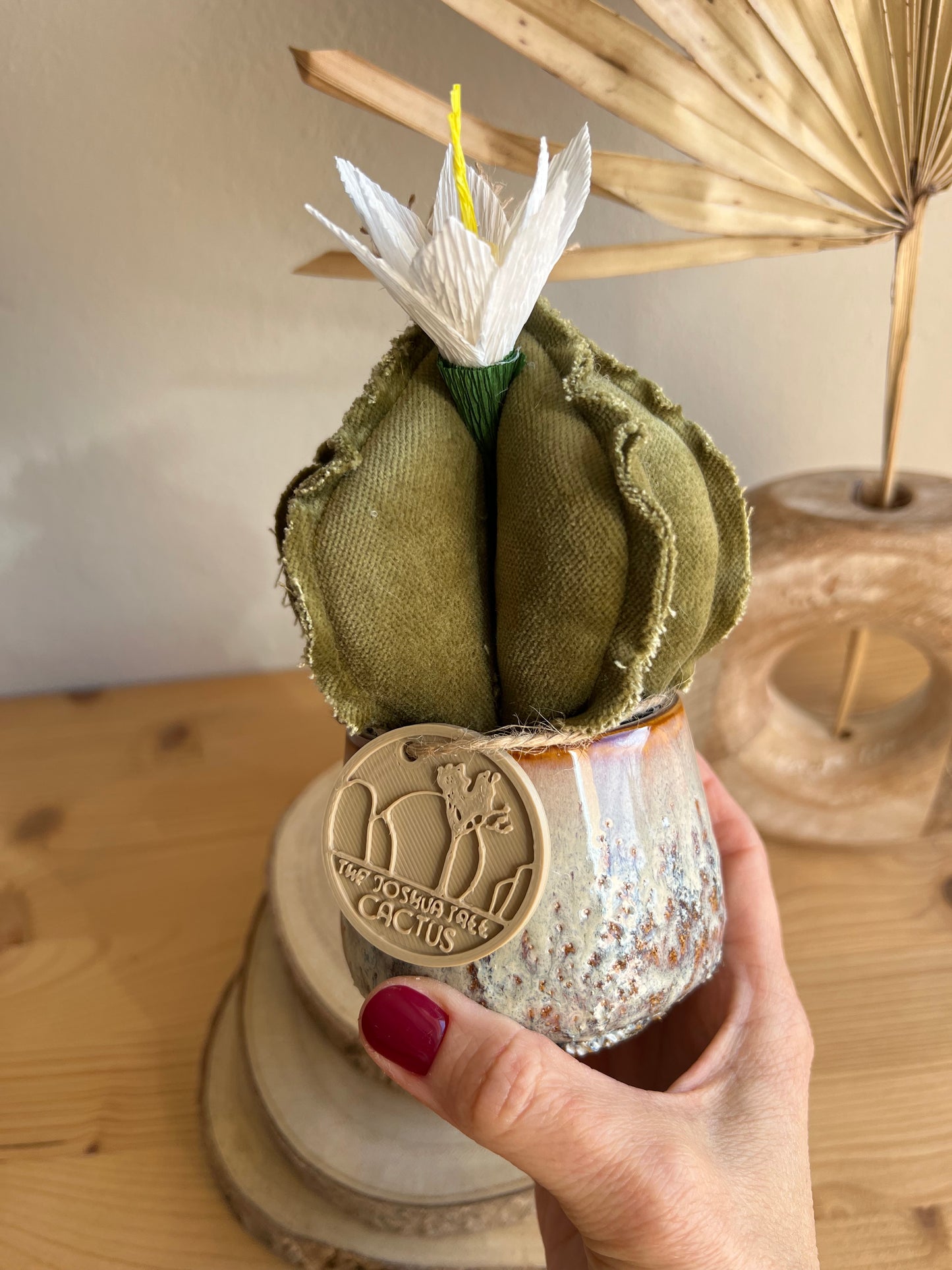 Mini Cactus in velluto verde menta, vaso in ceramica grigio chiaro motivo astratto altezza circa 17 cm - fiore staccabile