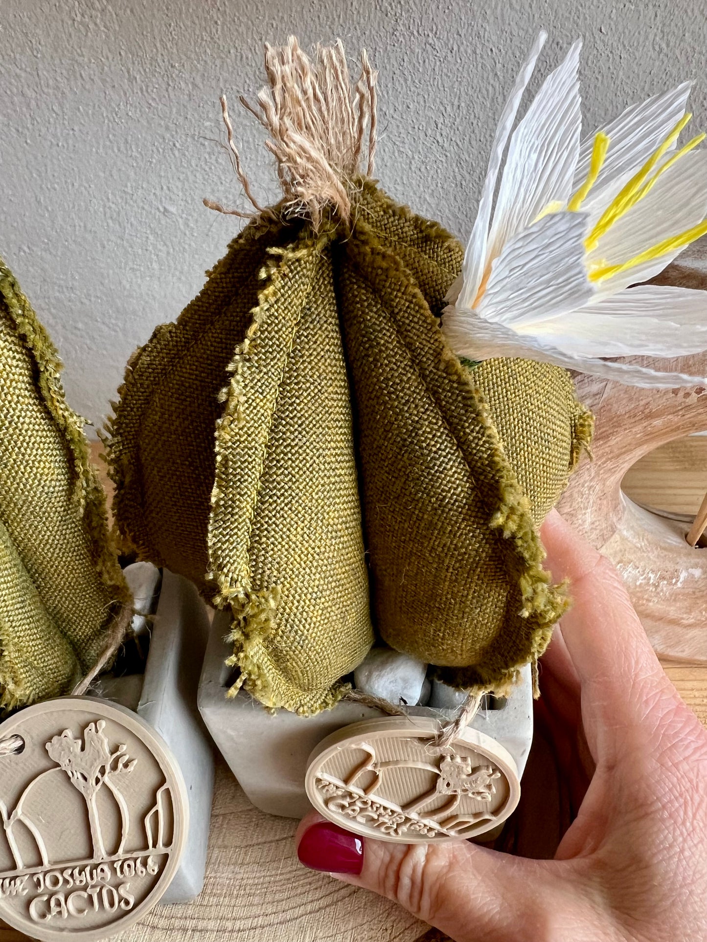 Coppia di mini Cactus in cotone verdeoro, vaso in cemento a cubo, h circa 17 e 22 cm - fiore staccabile