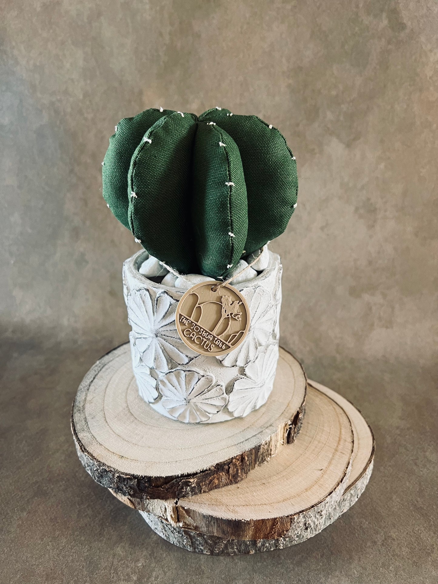 Composizione ricamata in cotone verde scuro, vaso in cemento con motivi a fiore, h circa 20