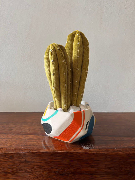 Composizione cactus ricamati su vaso in cemento realizzato a mano (Composizione d'Autore)