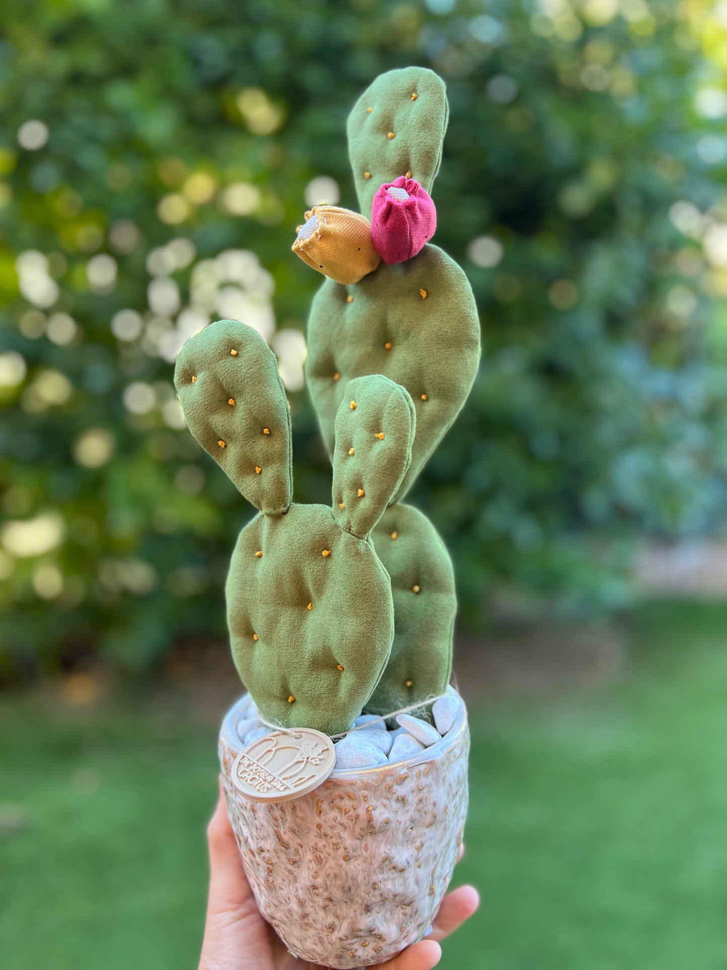 Opuntia Midi in alcantara verde, vaso in ceramica lucida beige con motivi - punti gialli - in pronta consegna