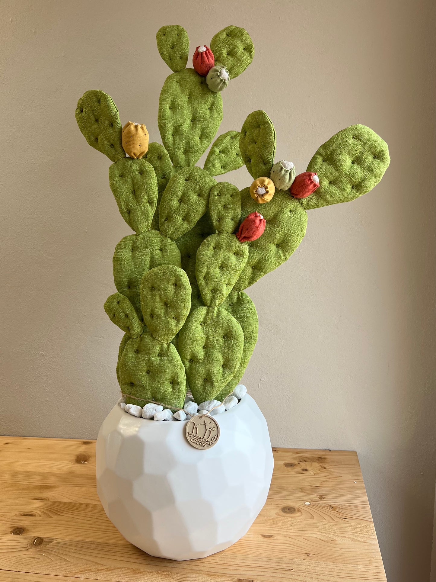 Opuntia in wool fabric complete with white ceramic vase and decorative stones.