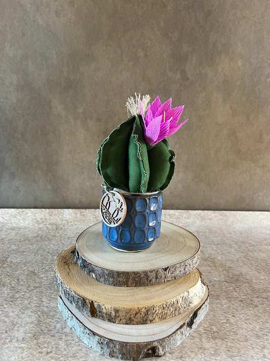 Mini Cactus in cotone verde scuro,  vaso in ceramica lucida color blu con motivo geometrico, altezza circa 17 cm.