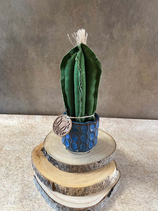 Mini Cactus in cotone verde scuro,  vaso in ceramica lucida color blu con motivo geometrico, altezza circa 22 cm.