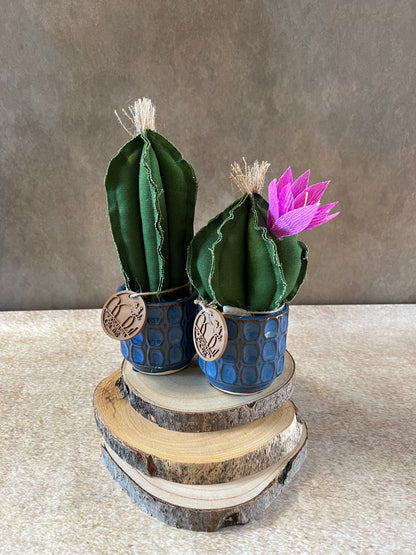 Coppia di Mini Cactus in cotone verde scuro,  vaso in ceramica lucida color blu con motivo geometrico, altezza circa 17 cm e 22 cm.