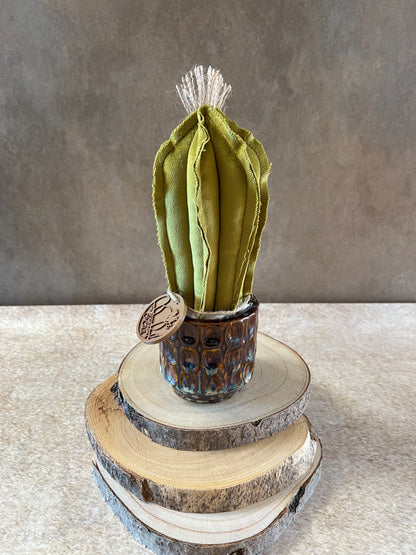 Mini Cactus in velluto verde, vaso in ceramica lucida color marrone con sfumature grigio/azzurro, altezza circa 22 cm.
