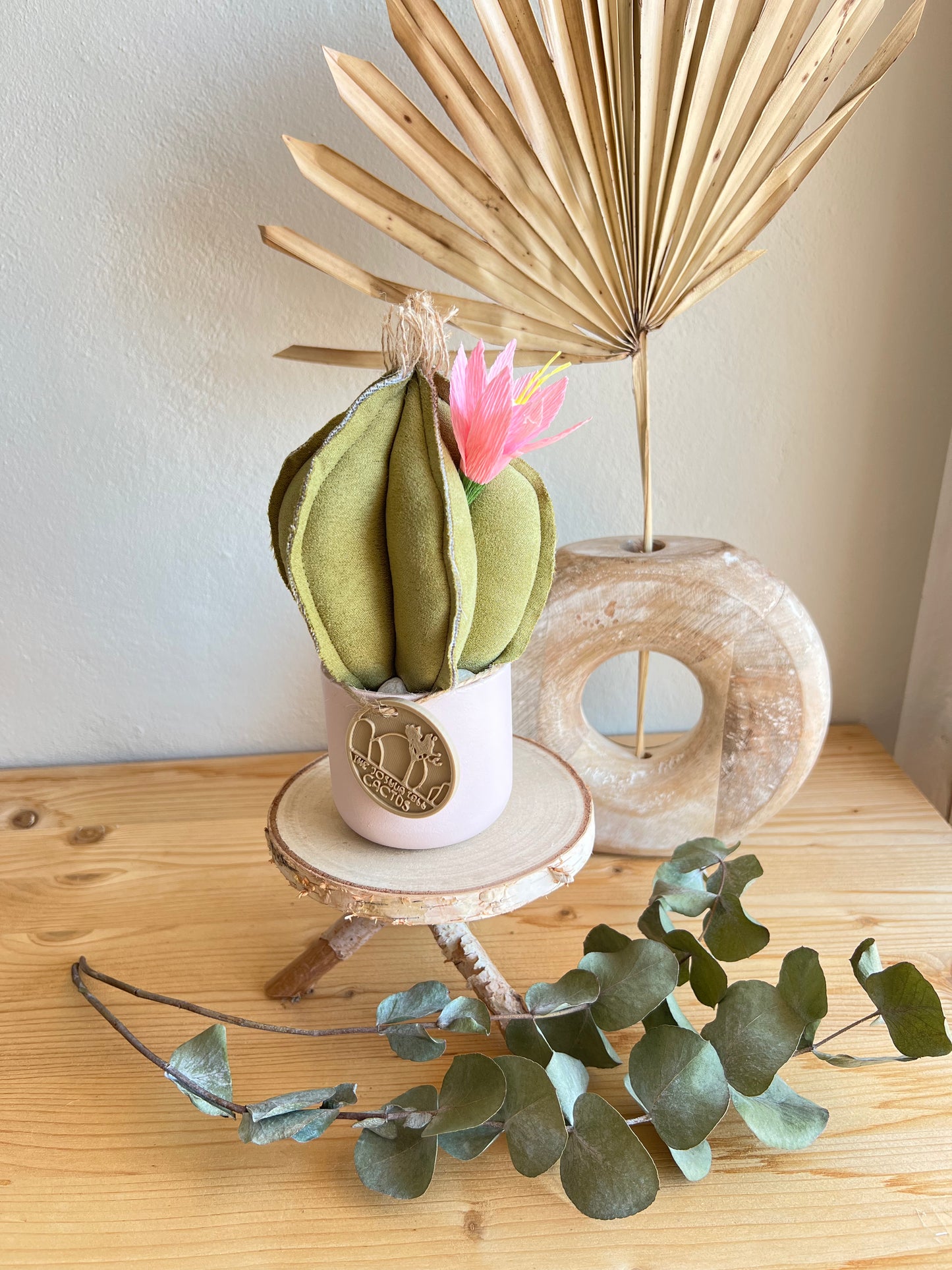 Mini Cactus in alcantara verde, vaso in ceramica rosa pallido, h circa 17 cm - fiore staccabile.