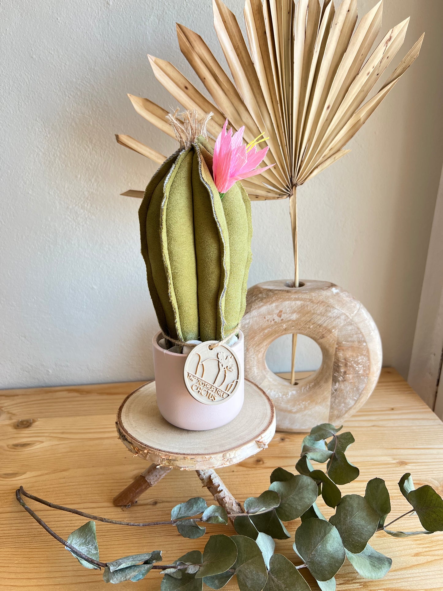 Mini Cactus in alcantara verde, vaso in ceramica rosa pallido, h circa 21 cm - fiore staccabile.