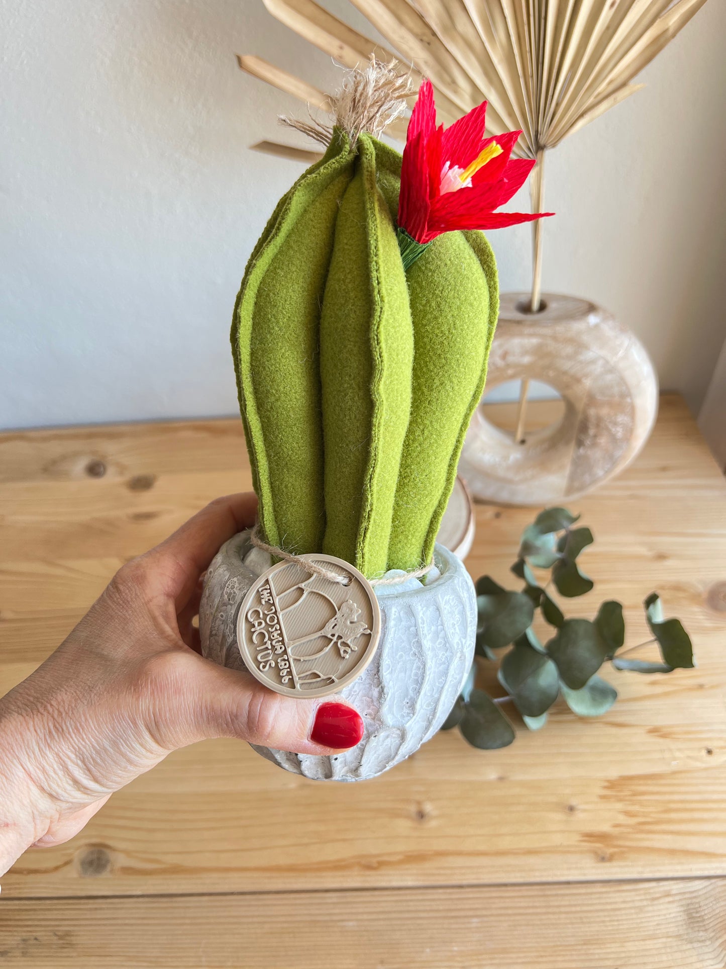 Mini Cactus in panno verde, vaso in cemento con motivi , h circa 22 cm - fiore staccabile.