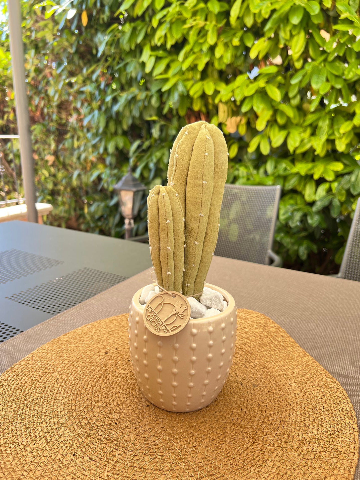 Composizione ricamata in alcantara verde, vaso in ceramica beige con motivo puntinato, h circa 28 cm.