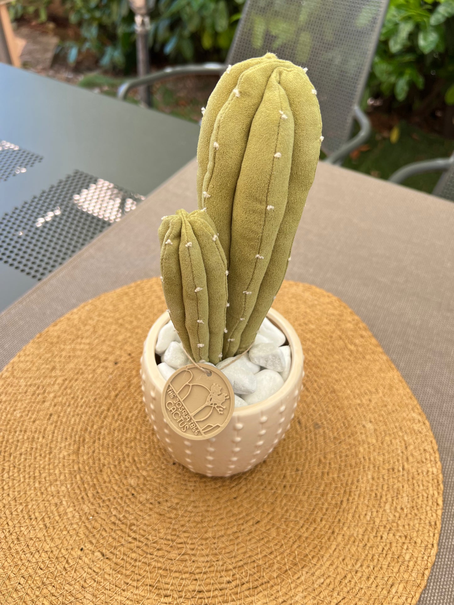 Composizione ricamata in alcantara verde, vaso in ceramica beige con motivo puntinato, h circa 28 cm.