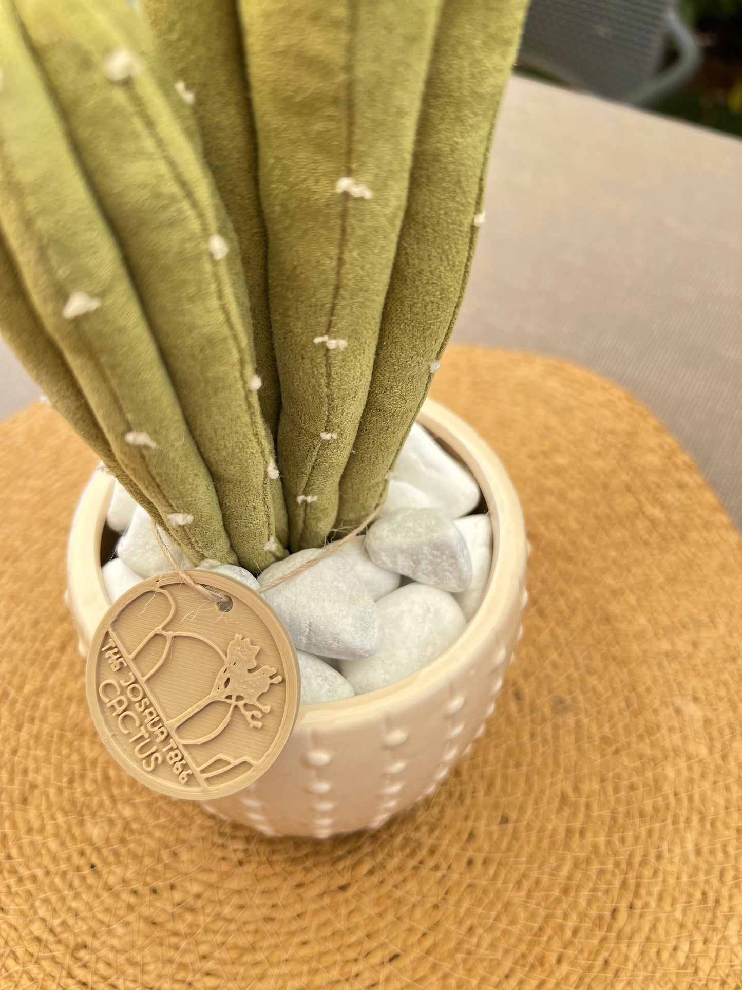 Composizione ricamata in alcantara verde, vaso in ceramica beige con motivo puntinato, h circa 28 cm.