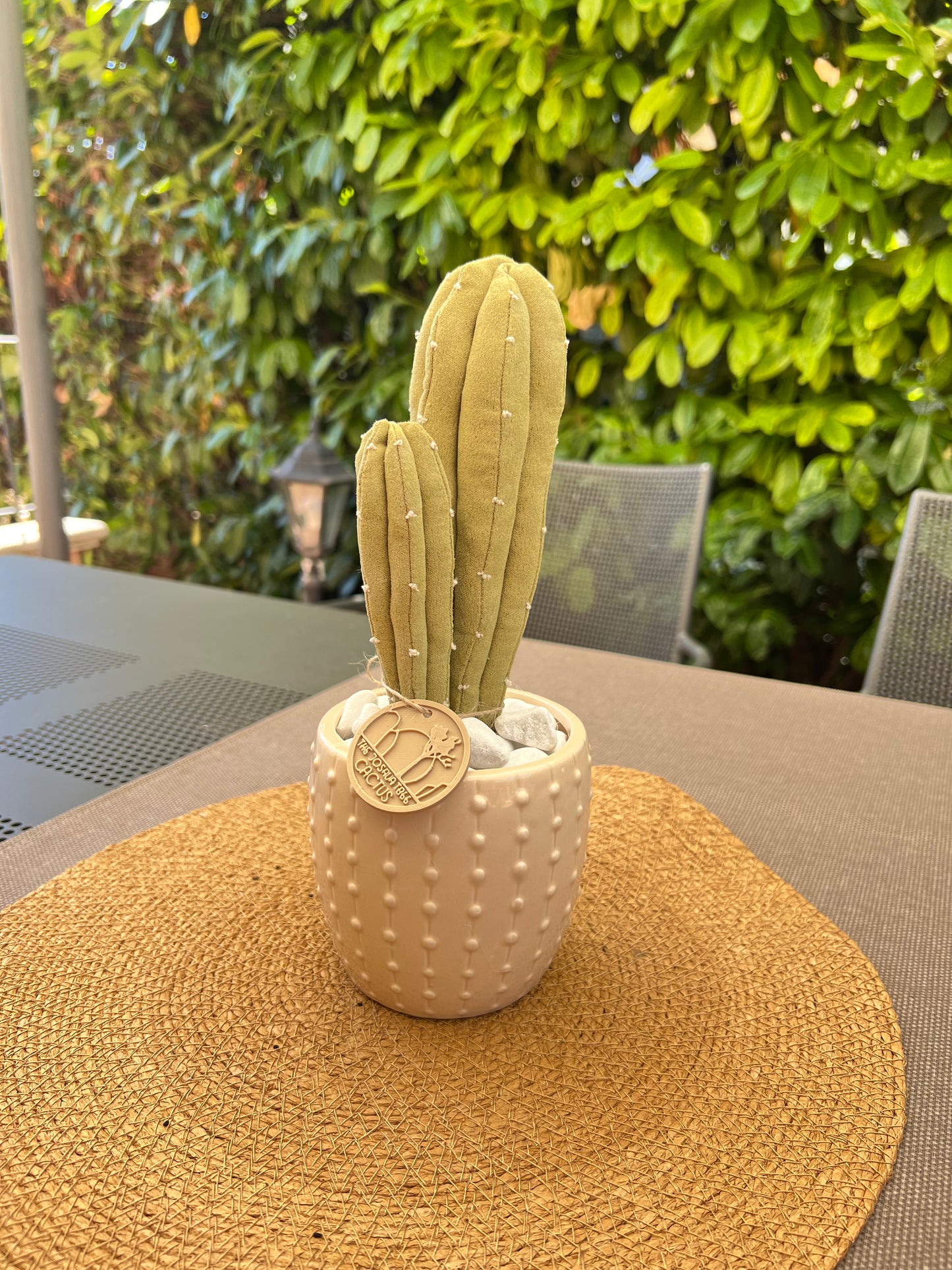 Composizione ricamata in alcantara verde, vaso in ceramica beige con motivo puntinato, h circa 28 cm.