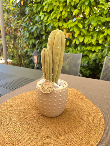 Composizione ricamata in alcantara verde, vaso in ceramica beige con motivo puntinato, h circa 28 cm.
