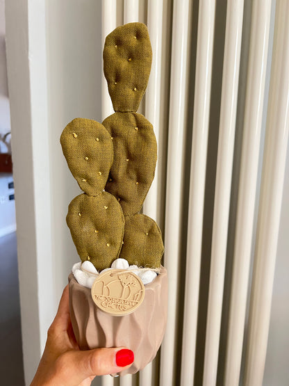 Opuntia in wool fabric complete with white ceramic vase and decorative stones.