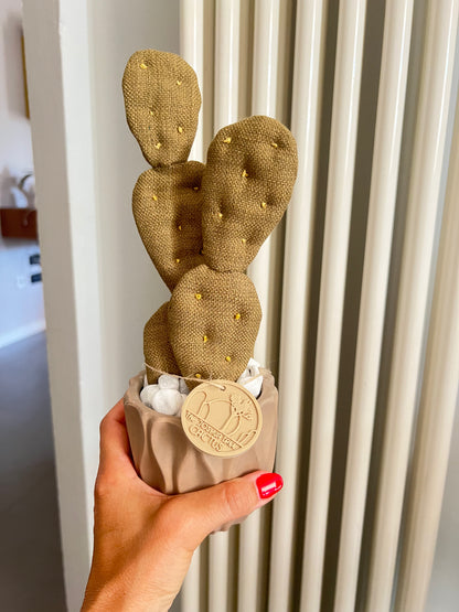 Opuntia in wool fabric complete with white ceramic vase and decorative stones.