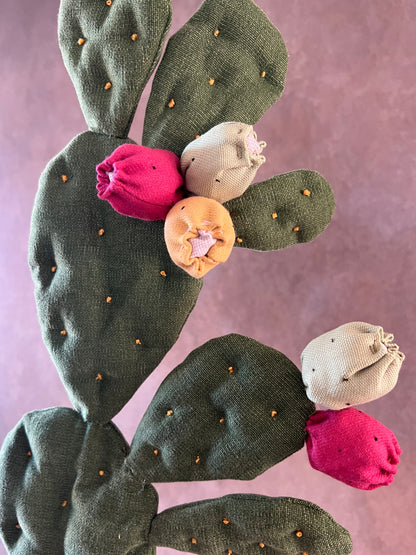 Opuntia verde scuro vaso in ceramica base grigia con motivo oro in pronta consegna