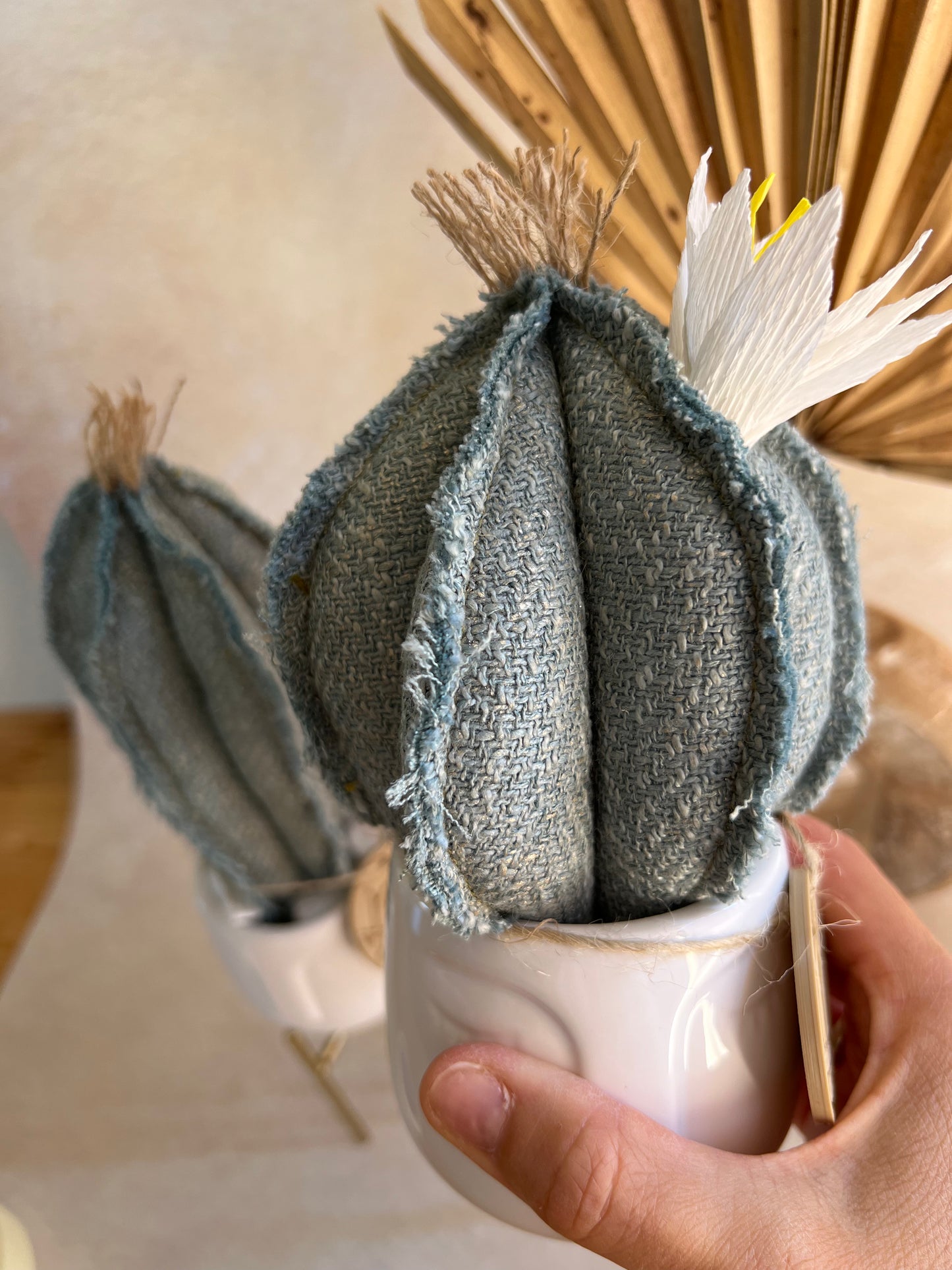 Coppia di mini Cactus in cotone azzurro, vasi  in ceramica bianca lucida con volto -  h circa 18 e 23  cm - fiore staccabile.