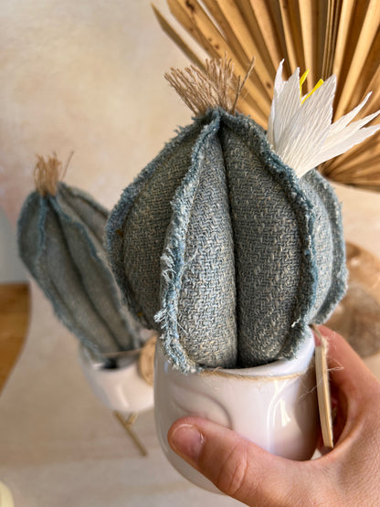 Coppia di mini Cactus in cotone azzurro, vasi  in ceramica bianca lucida con volto -  h circa 18 e 23  cm - fiore staccabile.