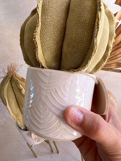 Coppia di mini Cactus in velluto Verde chiarissimo vasi in ceramica lucida bianca con motivo geometrico beige -  h circa 18 e 23  cm - fiore staccabile.
