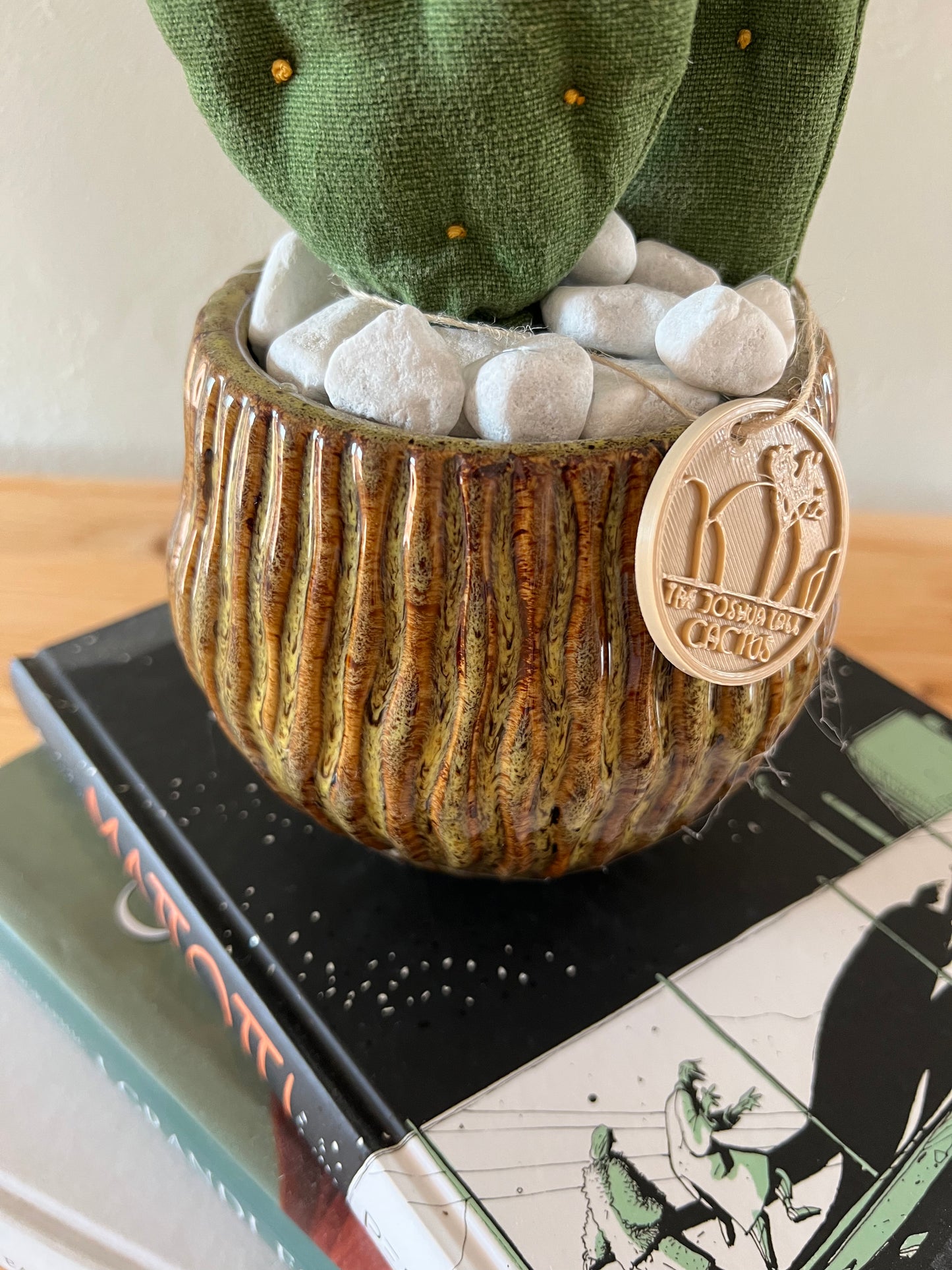 Opuntia Midi in cotone verde medio, vaso in ceramica lucida marrone- in pronta consegna