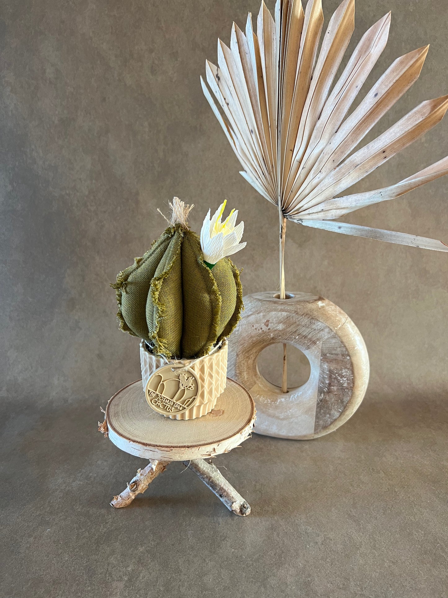 Mini Cactus in cotone verdeoro, vaso in ceramica beige vintage style -  h circa  18 cm - fiore staccabile.