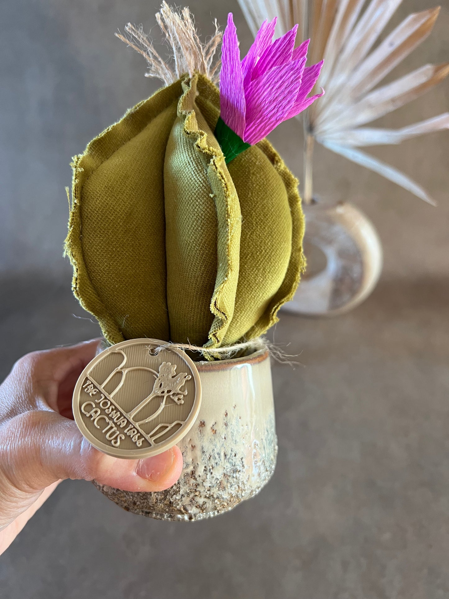 Mini Cactus in velluto verde, vaso in ceramica beige motivo astratto -  h circa  18 cm - fiore staccabile.