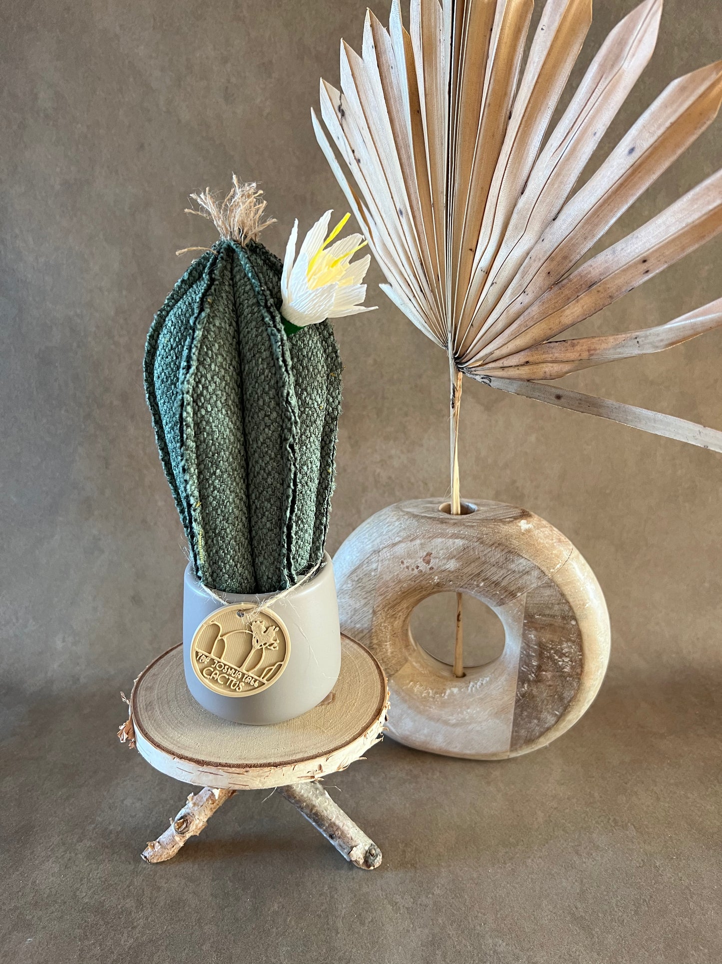 Mini Cactus in cotone verde scuro mélange, vaso in ceramica tortora opaco liscio -  h circa 23 cm - fiore staccabile.