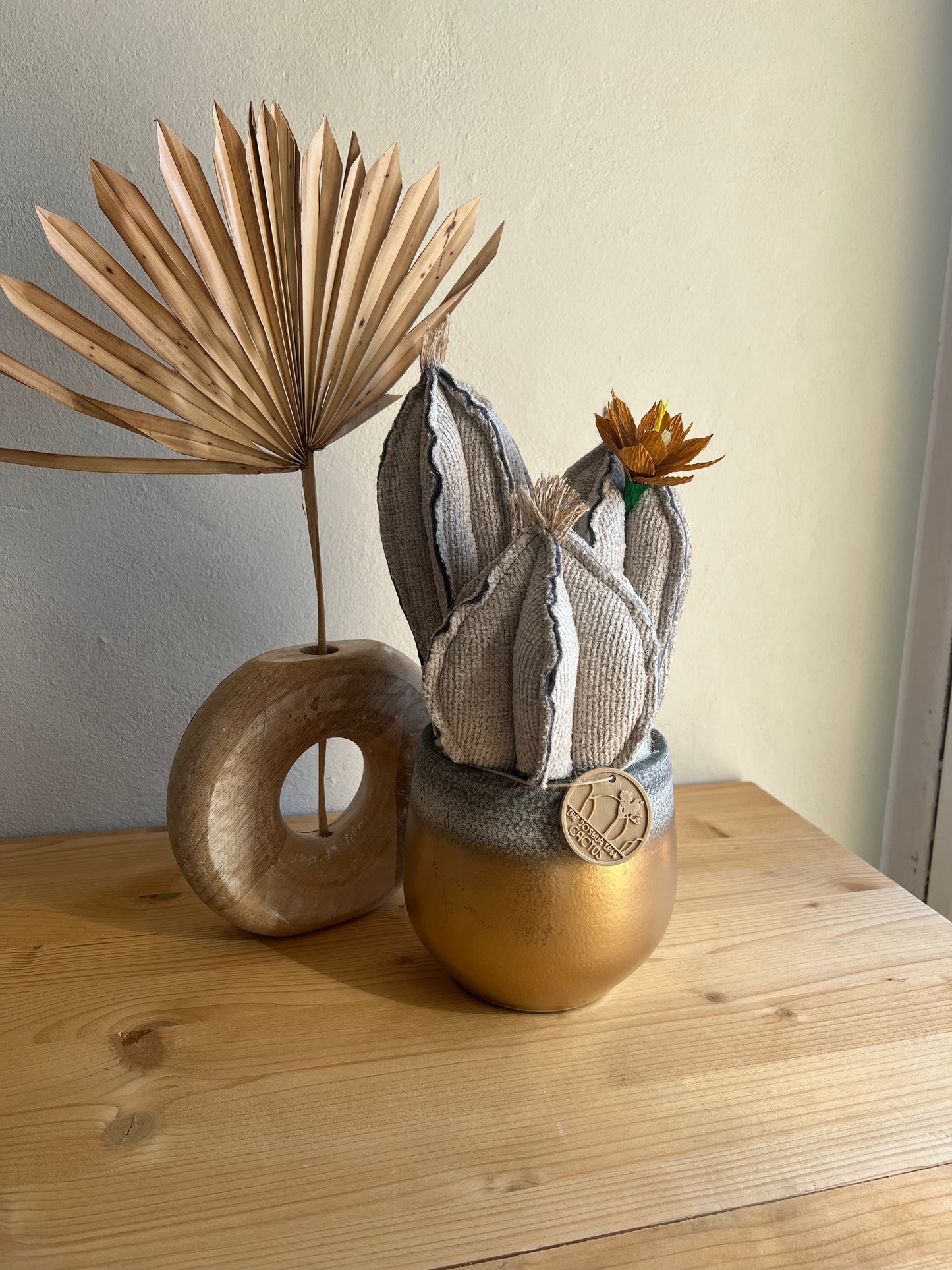 Composizione 3 cactus in tessuto grigio/beige, vaso in ceramica oro-grigio- h circa 34cm - fiore staccabile.