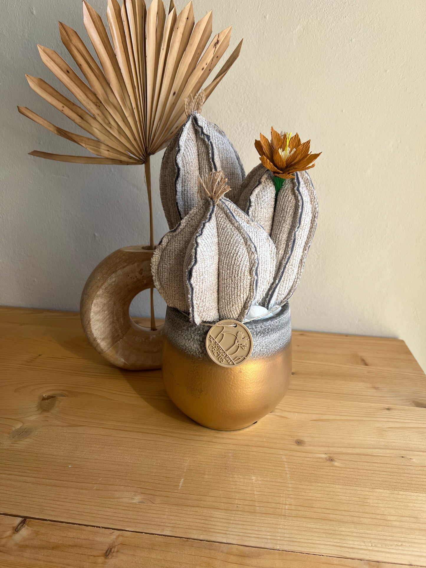 Composizione 3 cactus in tessuto grigio/beige, vaso in ceramica oro-grigio- h circa 34cm - fiore staccabile.