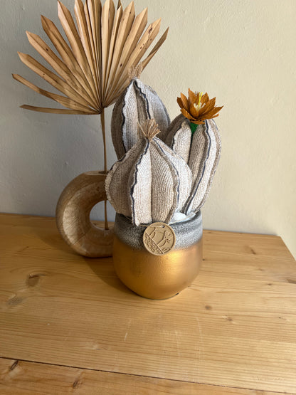 Composizione 3 cactus in tessuto grigio/beige, vaso in ceramica oro-grigio- h circa 34cm - fiore staccabile.