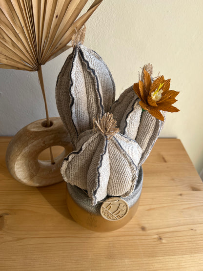 Composizione 3 cactus in tessuto grigio/beige, vaso in ceramica oro-grigio- h circa 34cm - fiore staccabile.