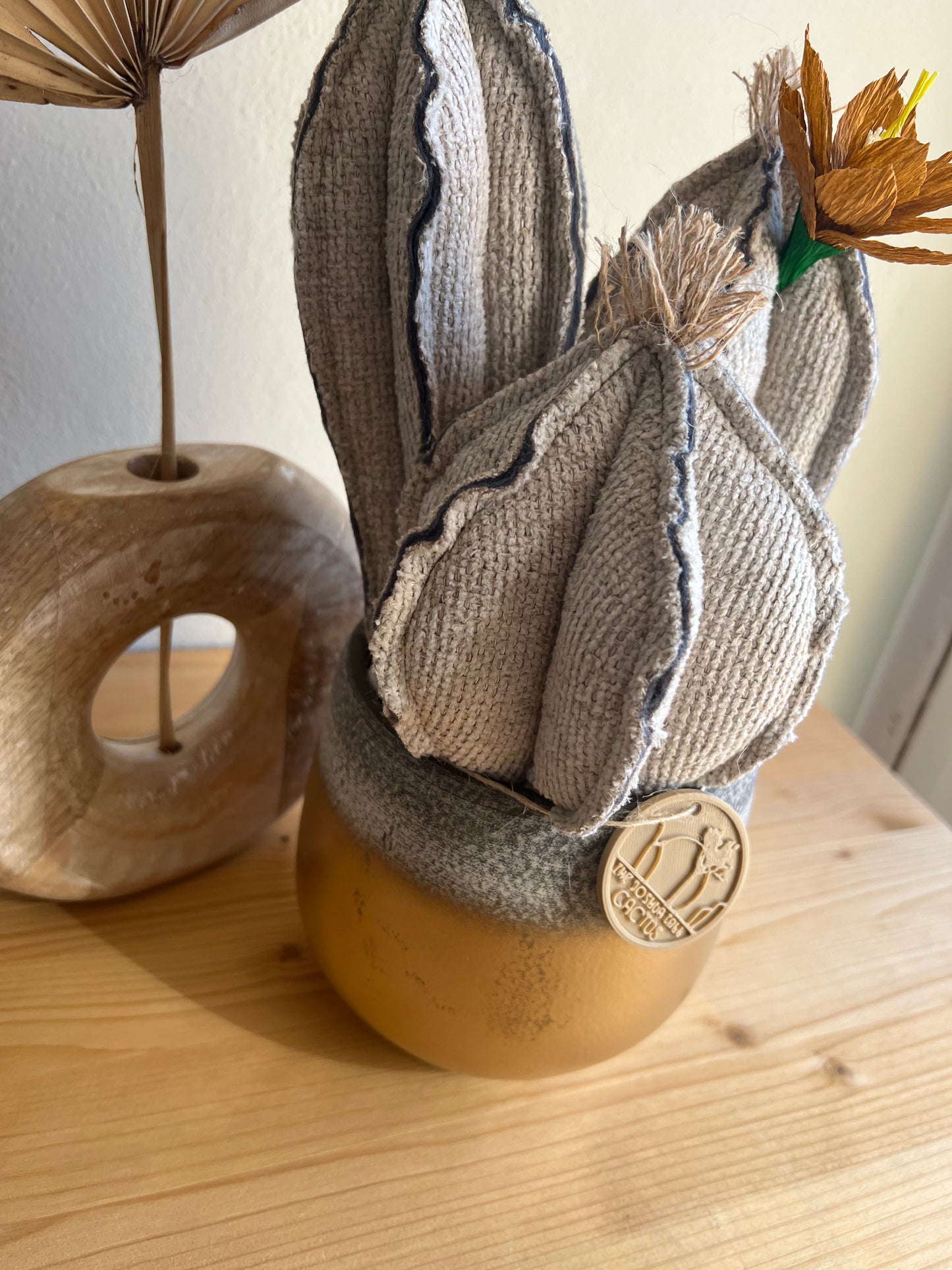 Composizione 3 cactus in tessuto grigio/beige, vaso in ceramica oro-grigio- h circa 34cm - fiore staccabile.