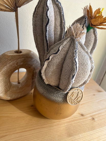 Composizione 3 cactus in tessuto grigio/beige, vaso in ceramica oro-grigio- h circa 34cm - fiore staccabile.