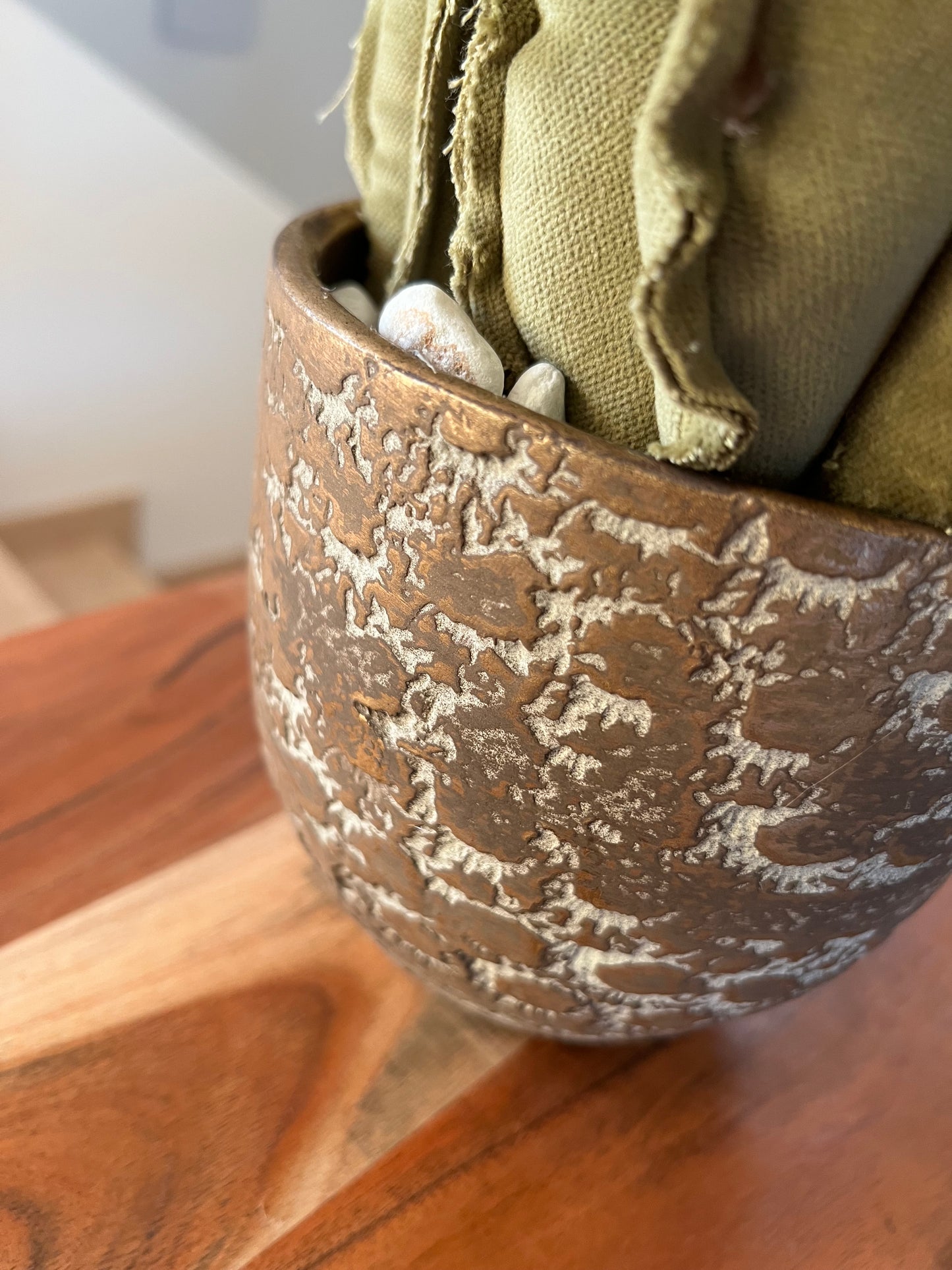 Composizione di 3 Cactus in velluto verde menta, completa di vaso in ceramica bronzo/grigio