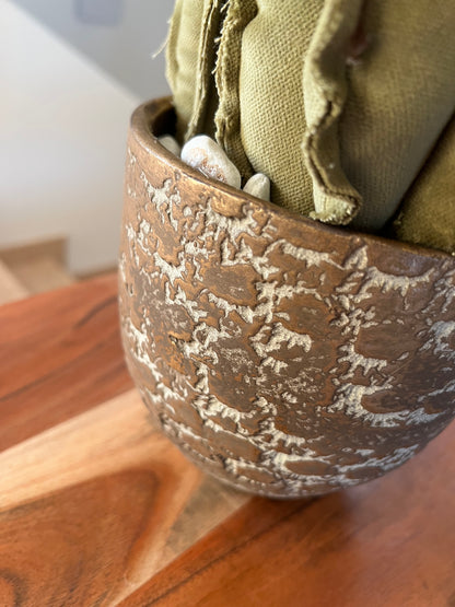 Composizione di 3 Cactus in velluto verde menta, completa di vaso in ceramica bronzo/grigio