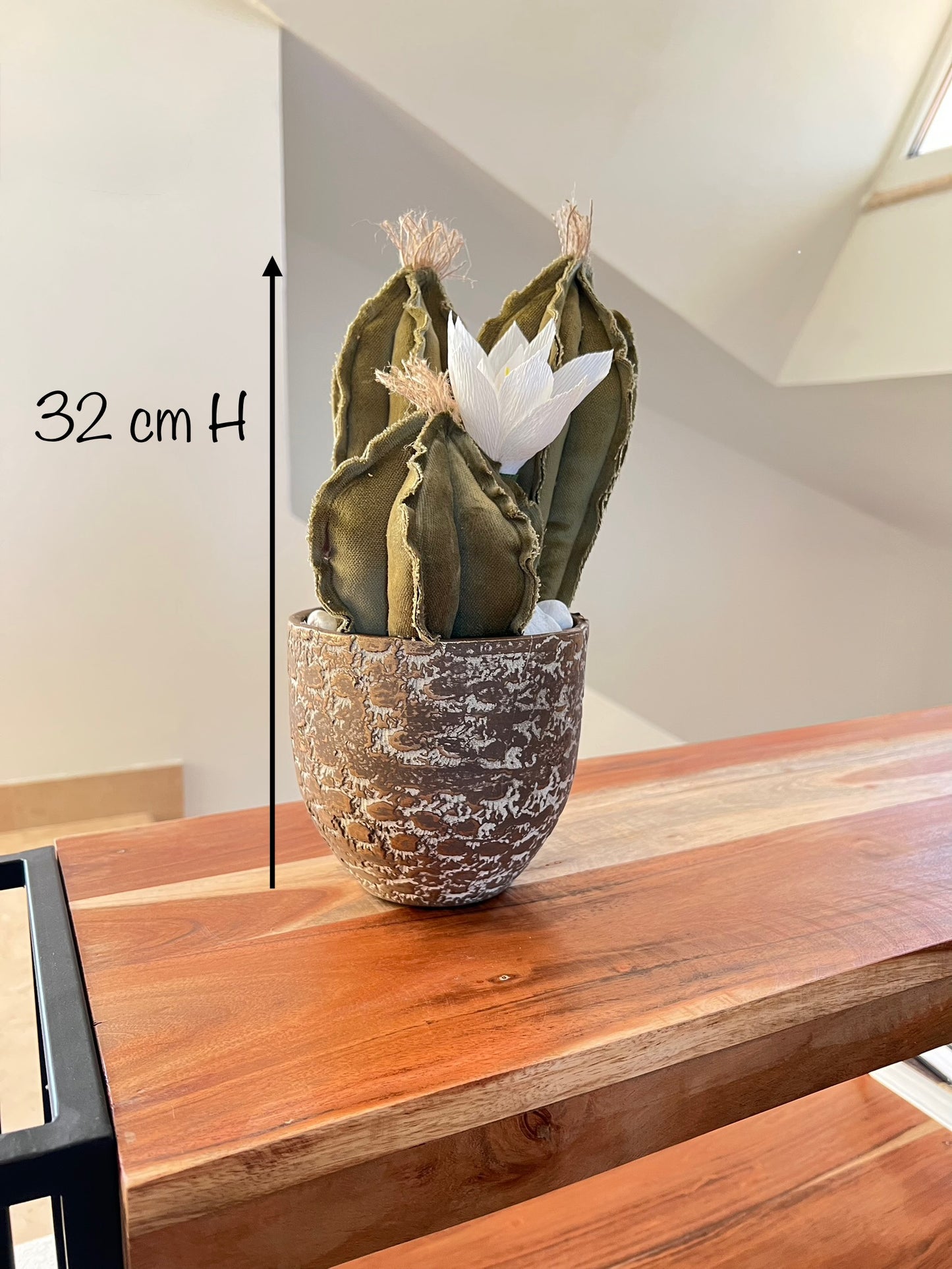 Composizione di 3 Cactus in velluto verde menta, completa di vaso in ceramica bronzo/grigio