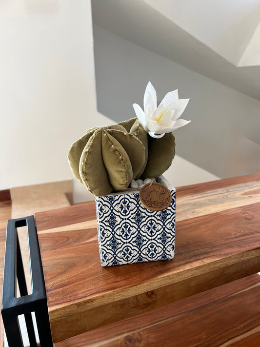 Composizione Ricamata in velluto verde menta, completa di vaso in ceramica quadrato disegno stile maiolica PEZZO UNICO