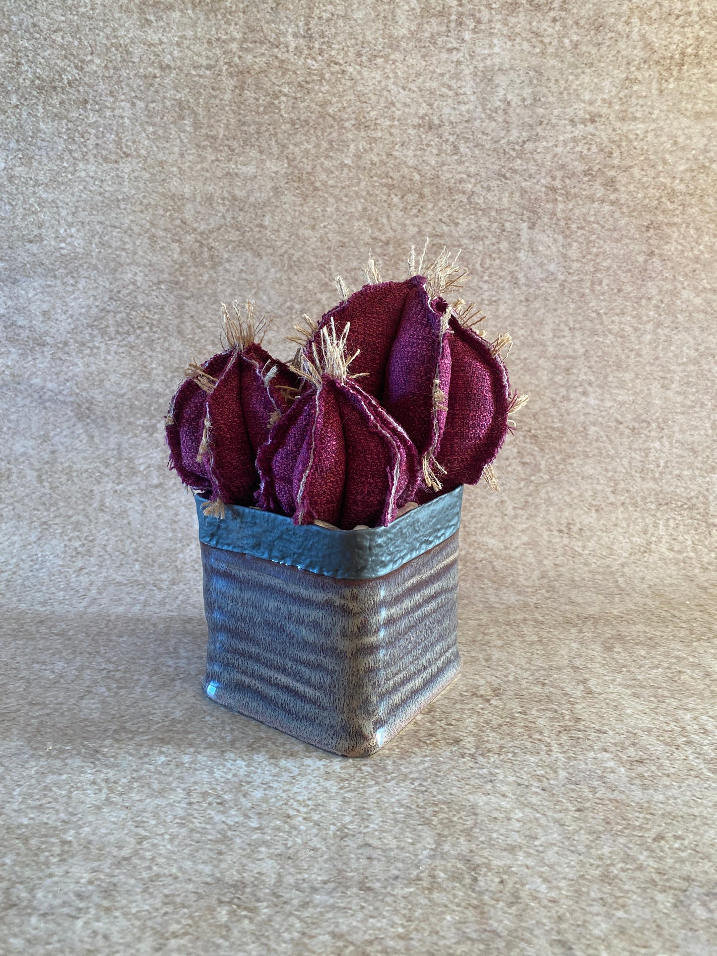 Composition 3 cacti in purple cotton, height 25 cm