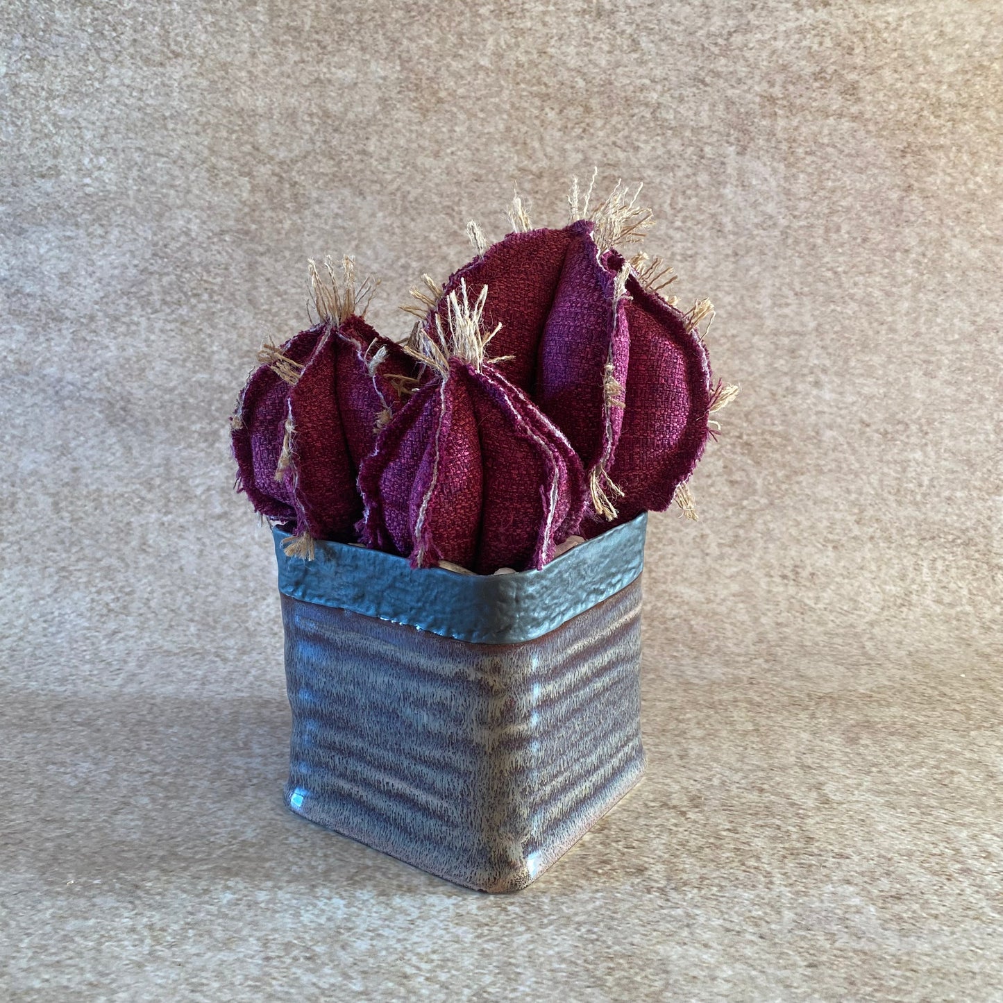 Composition 3 cacti in purple cotton, height 25 cm