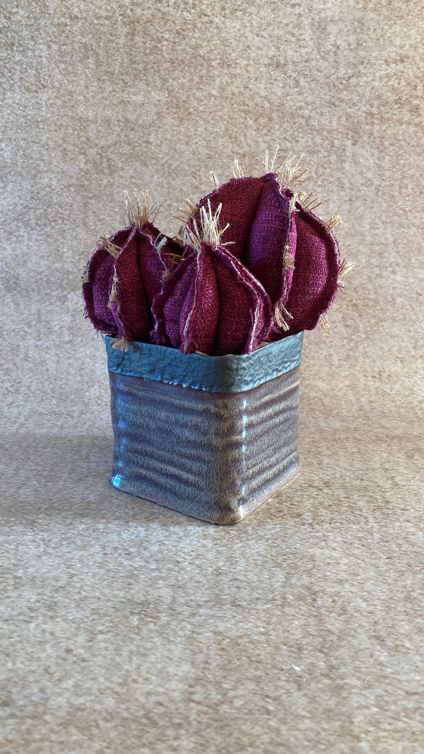 Composition 3 cacti in purple cotton, height 25 cm